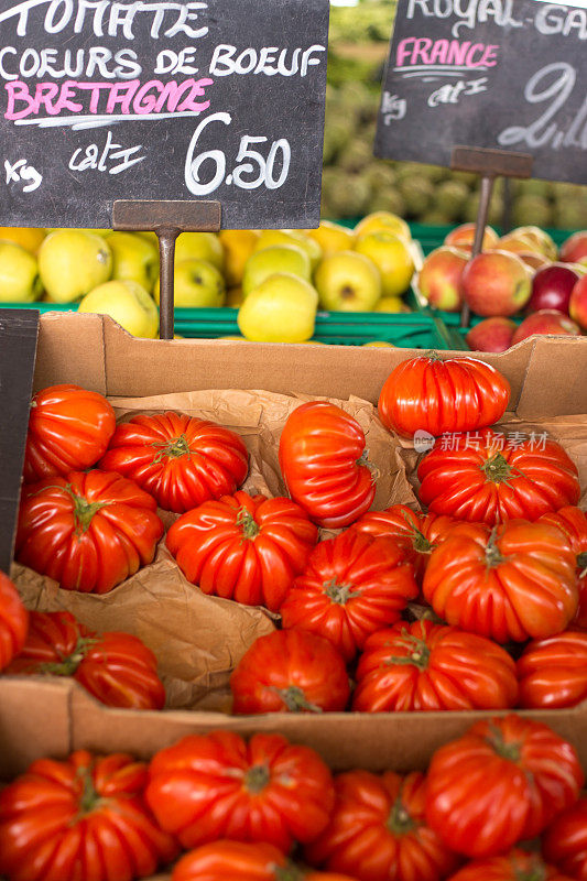 法国:市场上的牛排西红柿“Coeur de Boeuf”